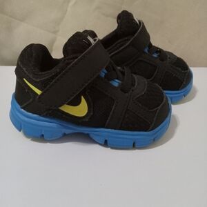 Nike Kids Black and Yellow Sneakers with Blue Soles